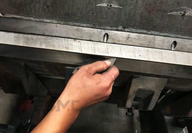 knife blade corect adjustment is very important: Spindle veneer peeling machine