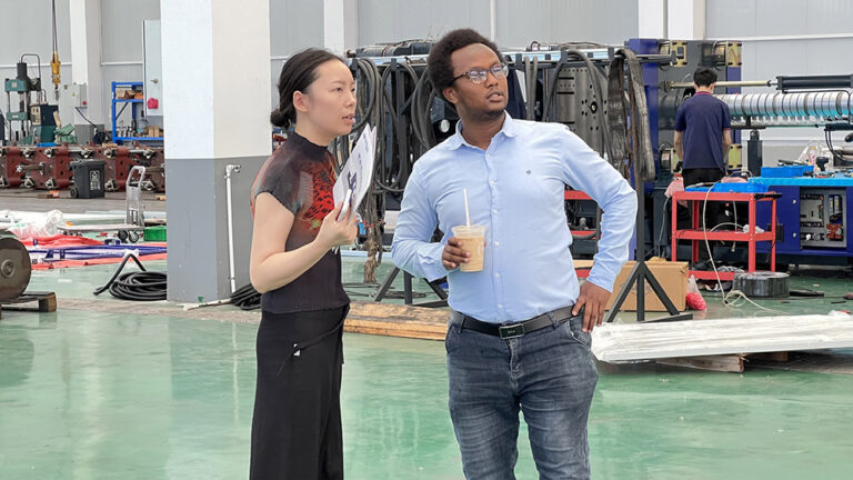 customer visit plastic machine factory (1)